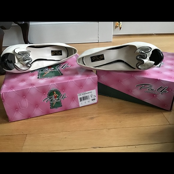 Pin Up Couture Platform Pumps - Picture 3 of 5